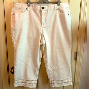 CJ Banks White Women’s capris 20W. NWT
